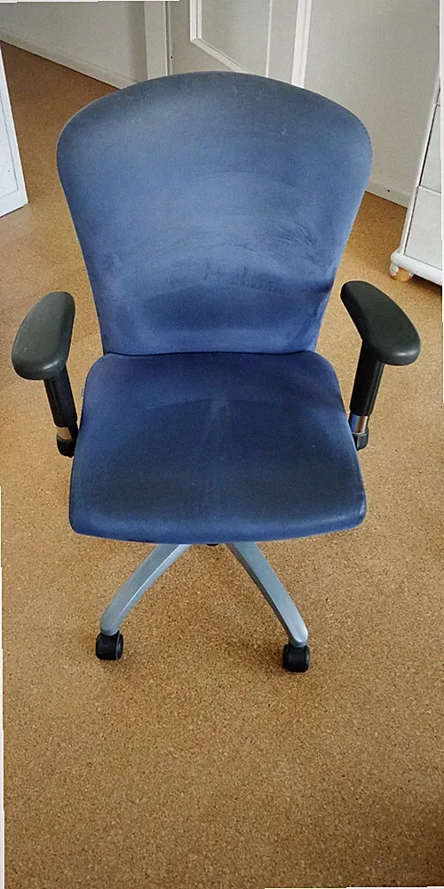 Blauer ergonomischer Bürostuhl der Marke "Interstuhl"
