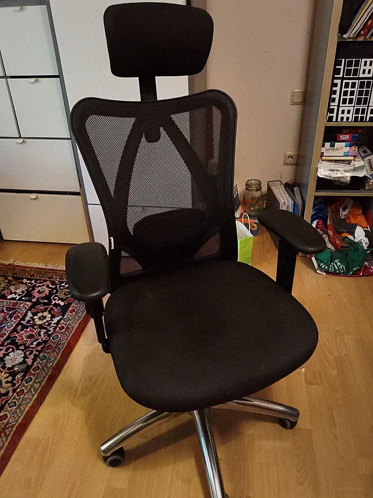 Ergonomischer Bürostuhl in schwarz, Atmungsaktives Meshgewebe, m. Kopfstütze