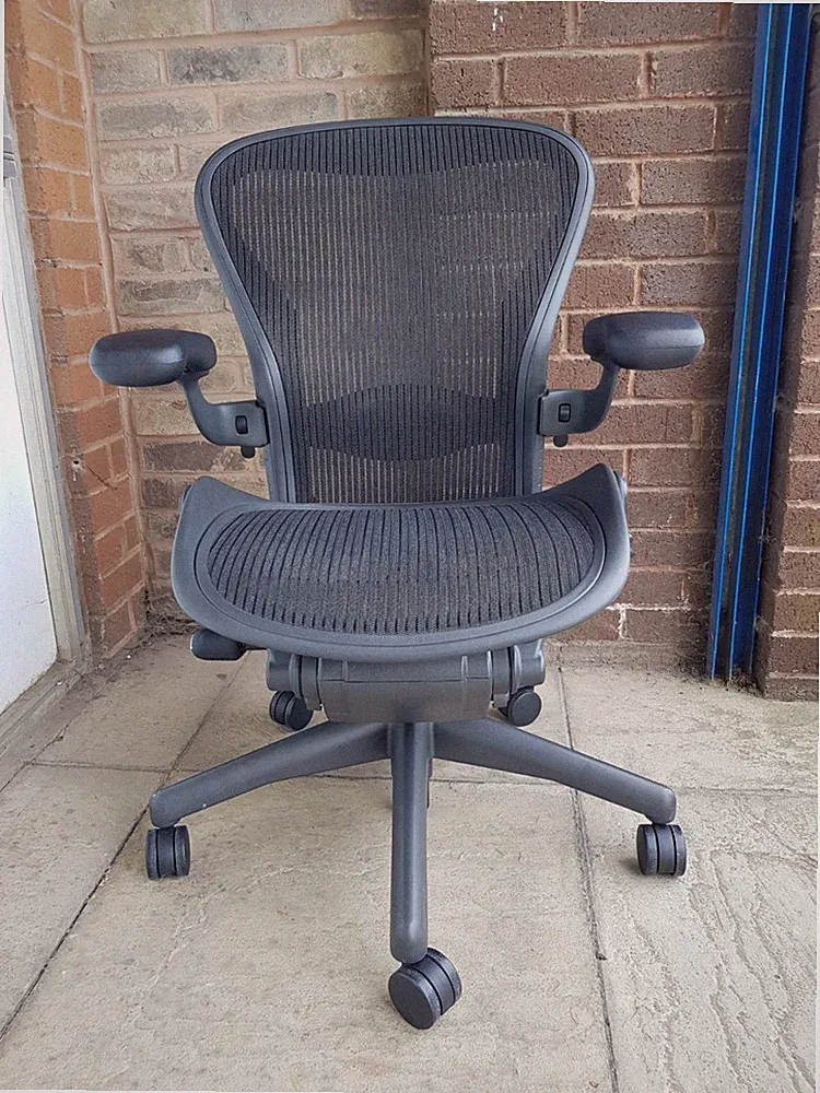 Herman Miller Aeron Bürostuhl Größe B Graphit Armlehnen Netz - VOLL BELADEN