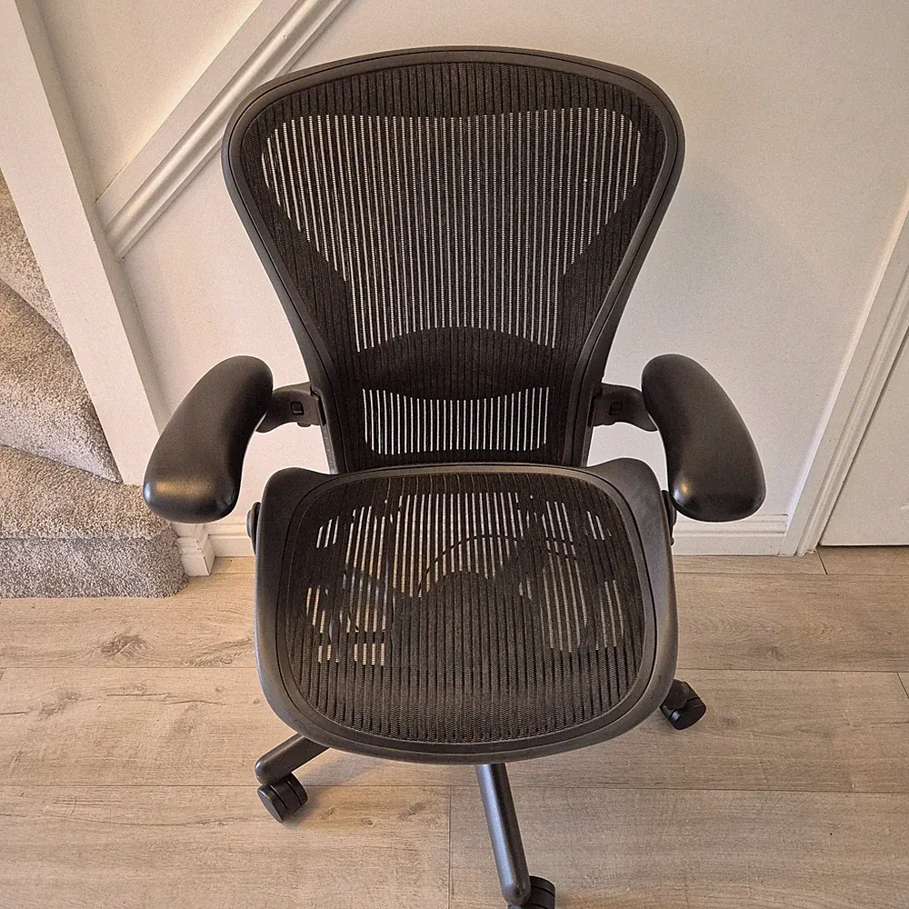 Herman Miller Aeron Classic Größe B Bürostuhl schwarz graphit ergonomisches Netz