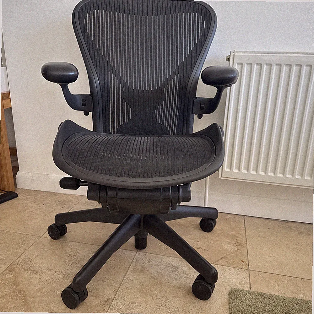 Herman Miller Aeron Stuhl Größe B - voll beladen - Modell PostureFit - Lieferung