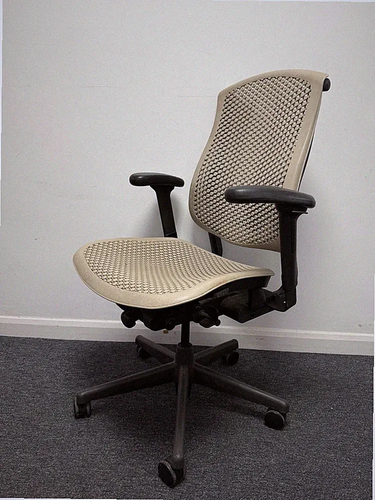 Herman Miller Celle Bürostuhl beige creme ergonomisch voll verstellbare Armlehnen