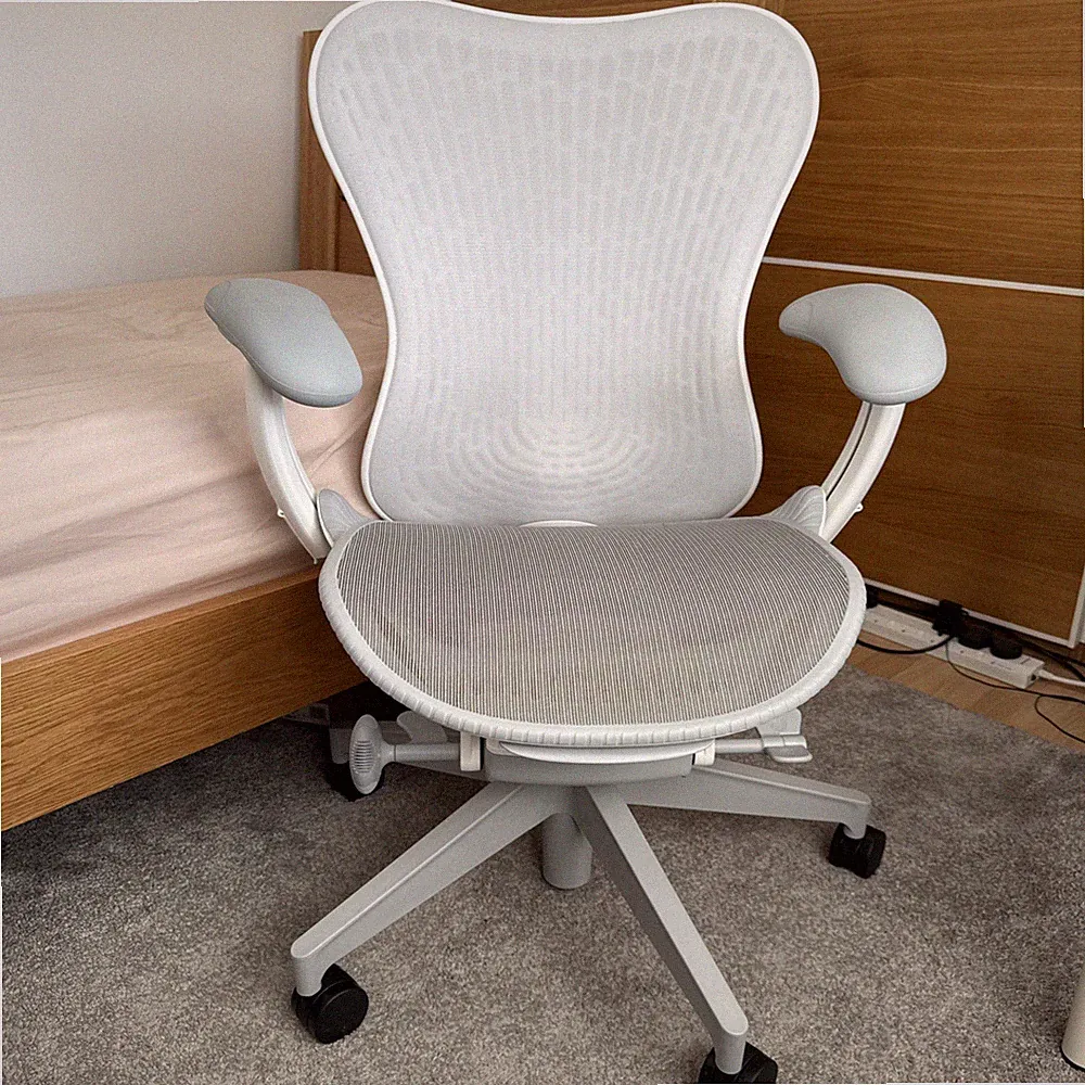 Herman Miller Mirra 2 Stuhl - Butterfly White Mesh - Fully Loaded Model £1204