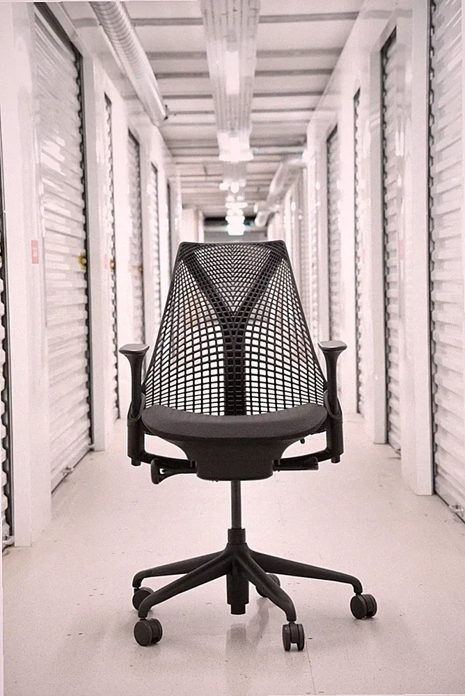 Herman Miller Sayl Bürostuhl Classic | schwarz | 2D verstellbare Armlehnen | voll beladen