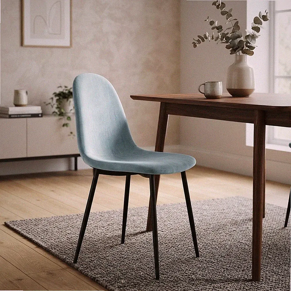 Moderner blauer Samtstuhl mit ergonomischem Design - perfekt für jeden Raum