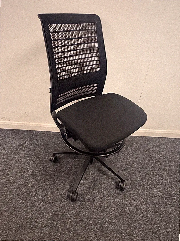 Steelcase Think V2 Zeichnerstuhl schwarz Netz ergonomisch Büro Labor sehr guter Zustand