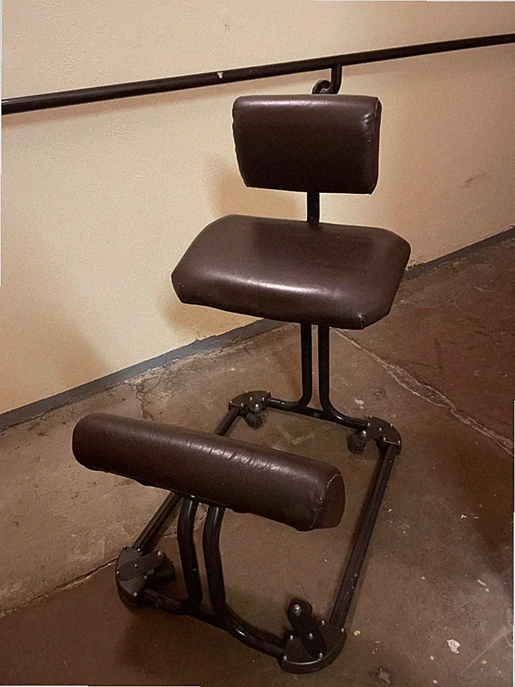 Steifensand ergonomischer Kniestuhl mit Rückenlehne
