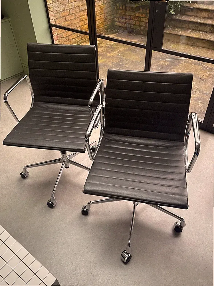 Vintage Eames EA117 Bürostuhl von Vitra in grauem Leder